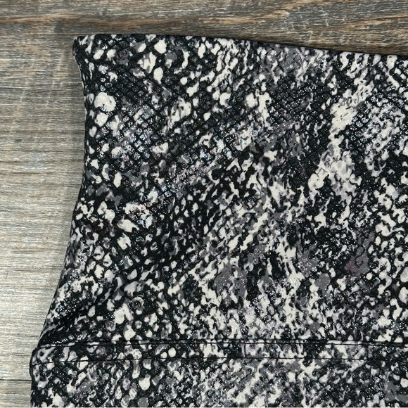 NWOT SPANX Faux Leather Snake Shine Grey Snakeskin Print Leggings 2X - Picture 10 of 12